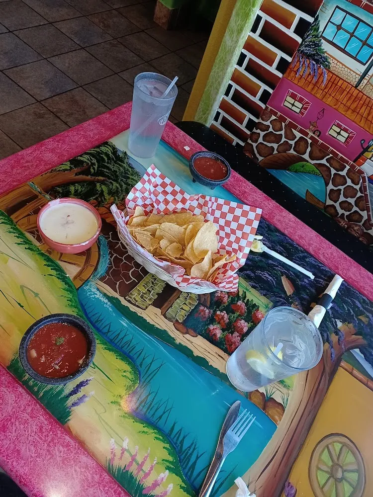 Queso Salsa and Chips